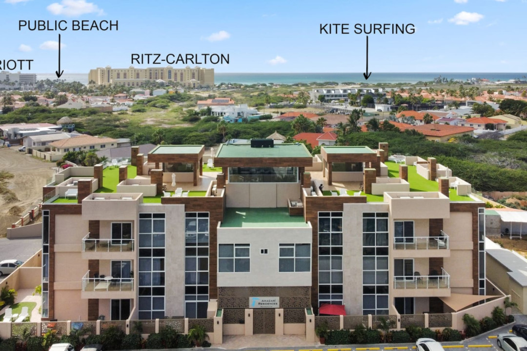 Aracari is only a 3 minute drive from the famous soft white sand of Palm Beach. Only a 3 minute drive to The Ritz Carlton and Marriott Hotel.