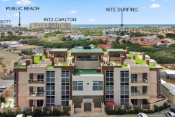 Aracari is only a 3 minute drive from the famous soft white sand of Palm Beach. Only a 3 minute drive to The Ritz Carlton and Marriott Hotel.