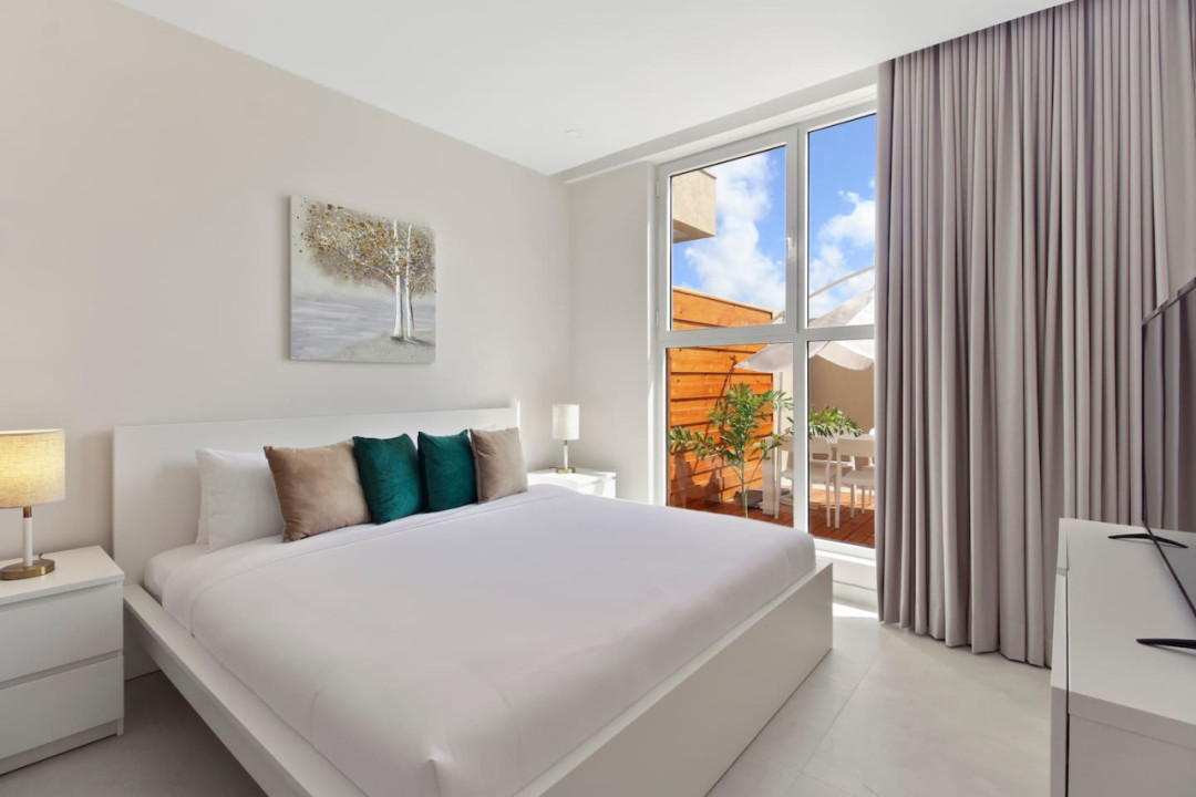 Master Bedroom | When you're ready to unwind after an exhilarating day of exploring Eagle Beach, make your way to this plush king-size bed.