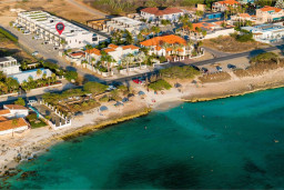 Immerse yourself in the ultimate beach experience. Just a 1-minute stroll brings you to the powdery sands of Boca Catalina Beach, where the gentle waves and warm sun create the perfect backdrop to your tropical escape.