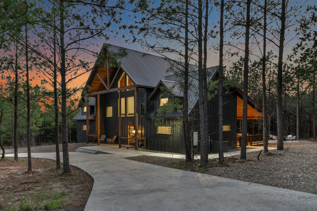 Welcome to Jacket's Nest! Our 3 bedroom/2bath cabin nestled in the pines awaits you.