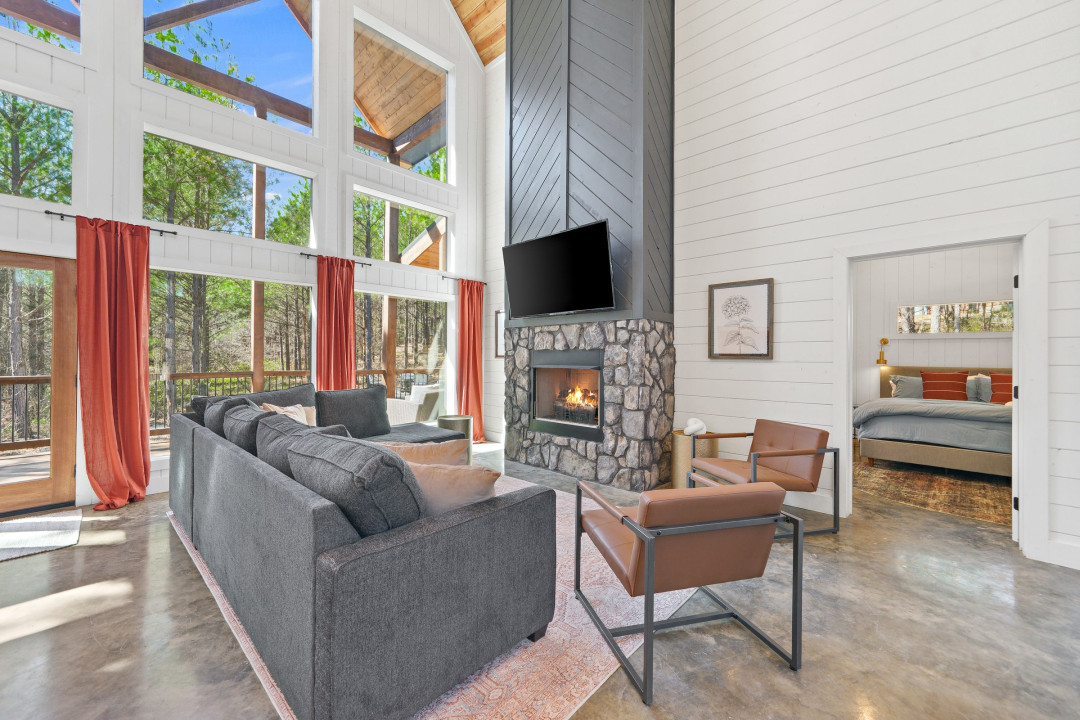 With plenty of natural light and seating options for everyone, the cabin accommodates up to 6 guests,