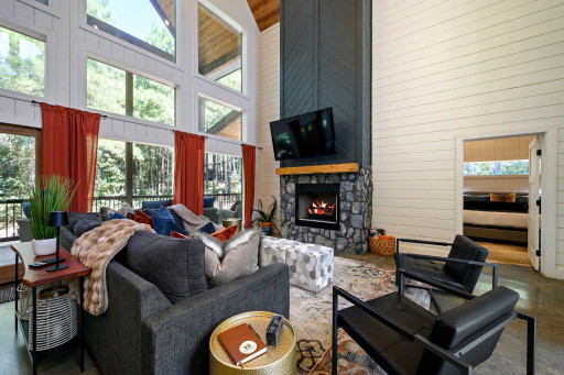 With plenty of natural light and seating options for everyone, the cabin accommodates up to 6 guests,