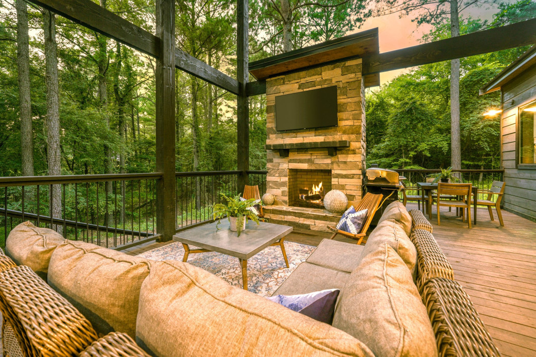 Fireplace, TV, outdoor seating, outdoor dining