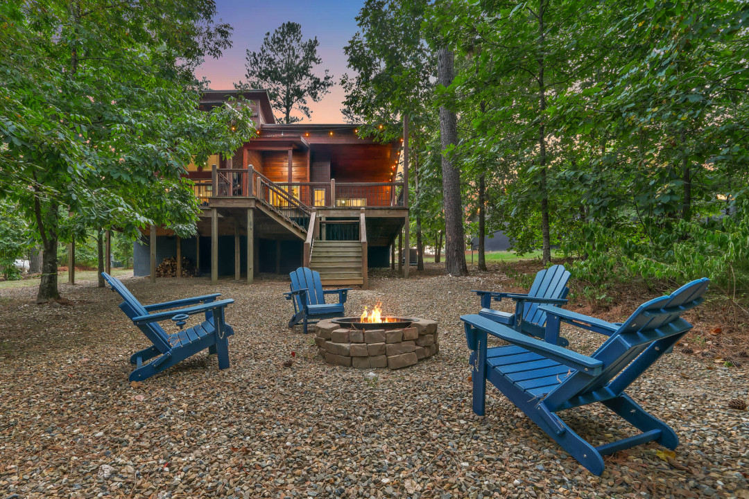 This romantic haven sits on an acre of pines. There's a fire pit where you can sit around and enjoy intimate conversations.