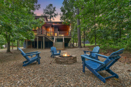 This romantic haven sits on an acre of pines. There's a fire pit where you can sit around and enjoy intimate conversations.