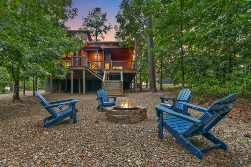 This romantic haven sits on an acre of pines. There's a fire pit where you can sit around and enjoy intimate conversations.