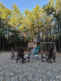 Children will have a blast in the outdoor playhouse in the back yard, perfect for hours of fun.