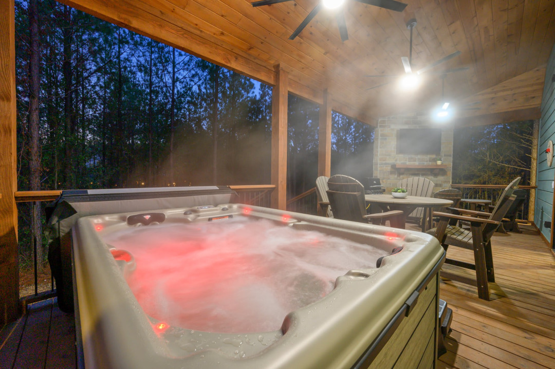 With the cabin sitting on an acre of pines, you will be immersed in nature and enjoy peace and privacy.