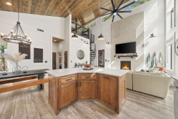 Lots of room in the kitchen