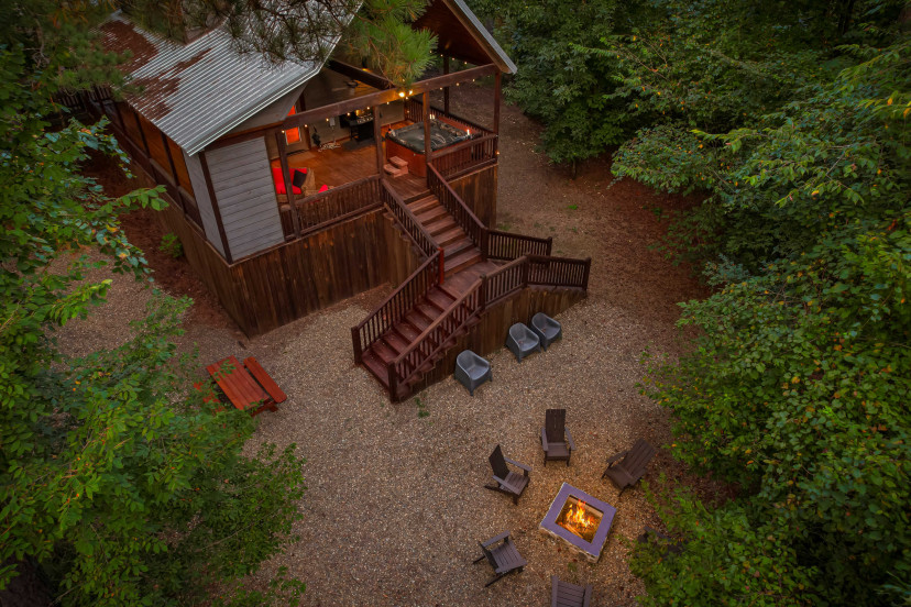 If you need a tranquil hideaway where you can unwind and bond with friends and family, Serenity Creek is the perfect place for you.